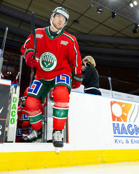 Frölundas Christian Folin på väg ut för värmning innan
