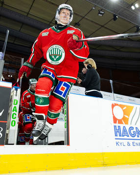 Frölundas Max Friberg på väg ut för värmning innan