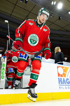 Frölundas Henrik Tömmernes på väg ut för värmning