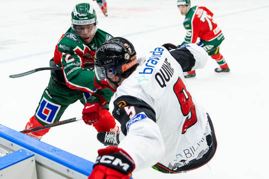 Frölundas Christian Folin tacklar Malmö Redhawks Alan