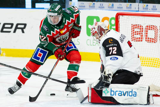 Frölundas Max Friberg och Malmö Redhawks målvakt Daniel