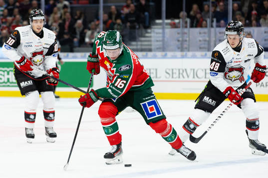 Frölundas Otto Stenberg och Malmö Redhawks Lauri Pajuniemi