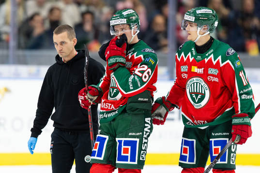Frölundas Isac Heens får hjälp av isen