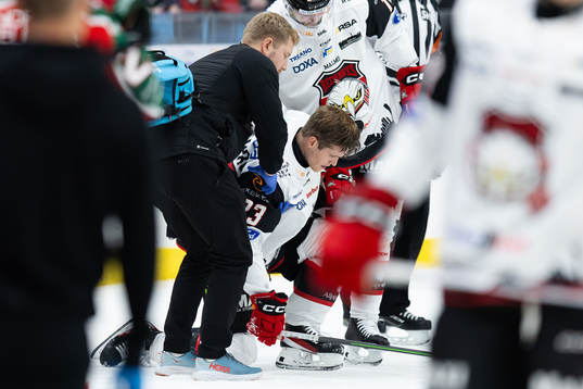 Malmö Redhawks Christoffer Forsberg får hjälp av isen