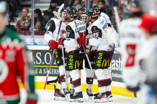 Malmö Redhawks Carl Persson jublar med lagkamrater