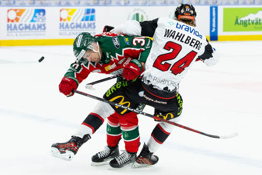 Frölundas Nicklas Lasu tacklar Malmö Redhawks Anton