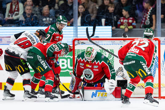 Malmö Redhawks Lauri Pajuniemi oroar framför Frölundas