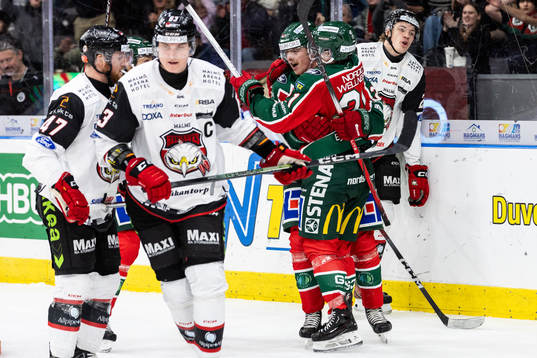 Frölundas Linus Högberg jublar med lagkamrater