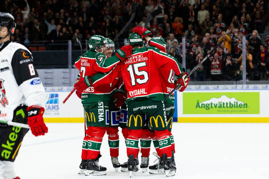 Frölundas Linus Högberg jublar ihop med lagkamrater