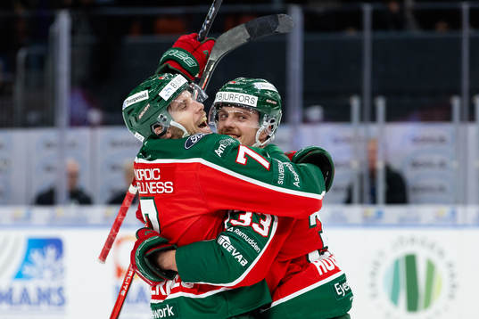 Frölundas Linus Högberg jublar ihop med Henrik Tömmernes