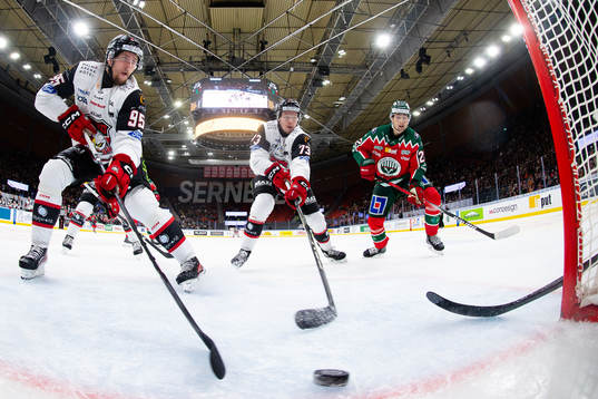 Frölundas Linus Högberg lägger in pucken till 2-2 bakom