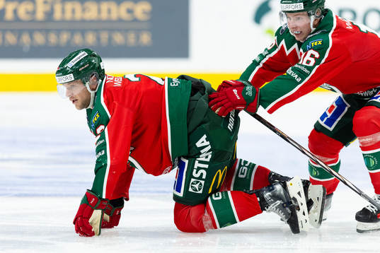 Frölundas Christian Folin kryper av isen med hjälp av