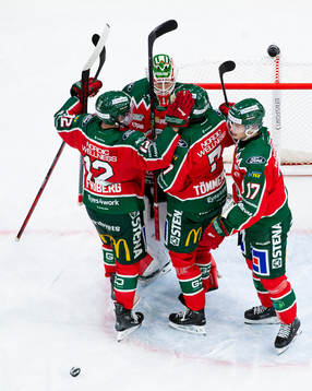 Frölundas målvakt Lars Johansson jublar ihop med Max