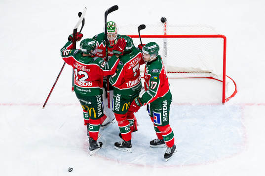 Frölundas målvakt Lars Johansson jublar ihop med Max