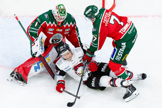 Malmö Redhawks Christoffer Forsberg mellan Frölundas