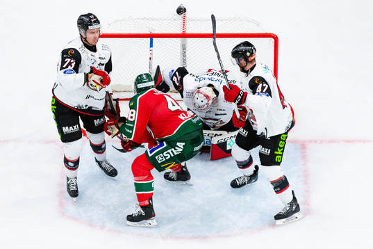 Frölundas Nicklas Lasu (ej i bild) reducerar till 1-2 i