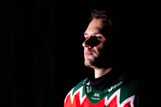 Frölundas Linus Nässen innan ishockeymatchen i SHL mellan
