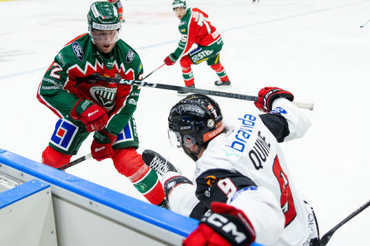 Frölundas Christian Folin tacklar Malmö Redhawks Alan
