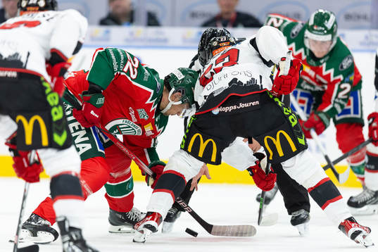 Frölundas Linus Nässen tekar mot Malmö Redhawks