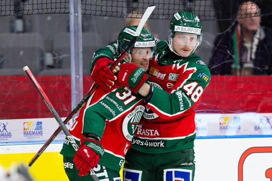 Frölundas Nicklas Lasu jublar ihop med Carl Klingberg