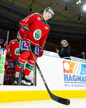 Frölundas Linus Högberg på väg ut för värmning innan
