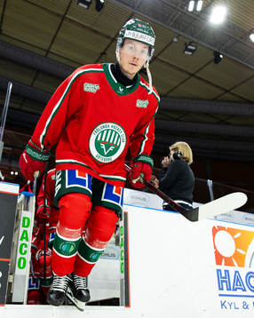 Frölundas Albin Sundin på väg ut för värmning innan
