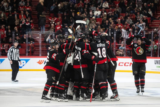 Tim Stützle of Ottawa Senators celebrate with teammates