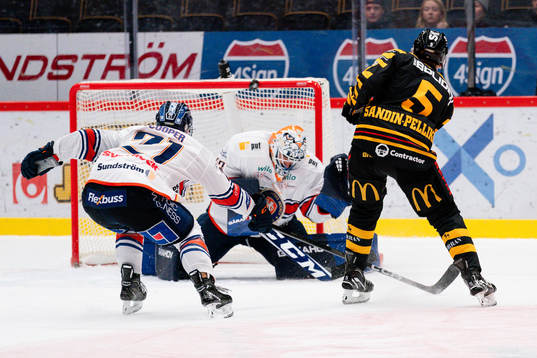 Skellefteås Axel Sandin Pellikka och Växjös målvakt