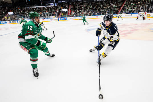 Rögles Brady Ferguson och HV71s Oscar Fisker Molgaard