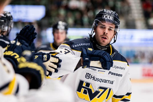 HV71s Nicholas Shore jublar