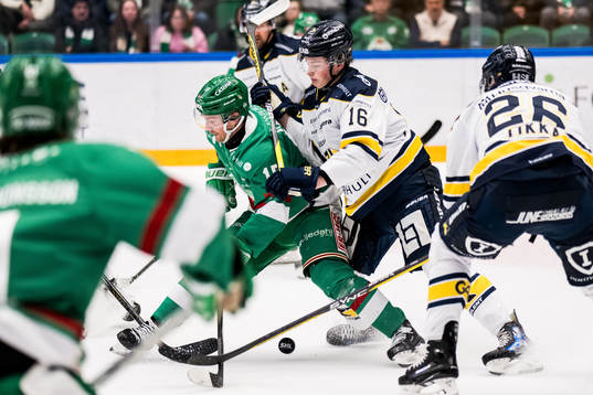 Rögles Simon Ryfors och HV71s Axel Landén