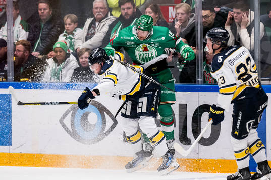 HV71s Axel Landén och Rögles Simon Ryfors