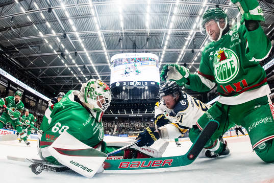 HV71s Mattias Tedenby gör 2-4 målet bakom Rögles