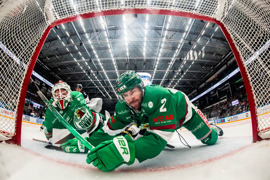 HV71s Mattias Tedenby (ej i bild) gör 2-4 målet bakom