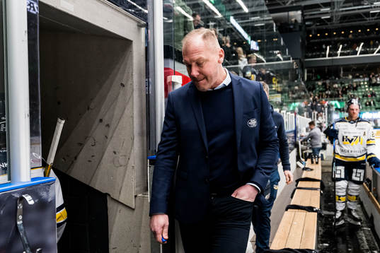 HV71s tränare Johan Lindbom deppar