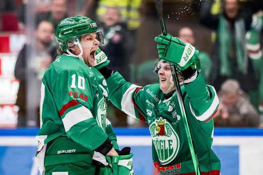Rögles Rodrigo Abols och Adam Engström jublar
