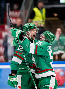 Rögles Rodrigo Abols och Adam Engström jublar
