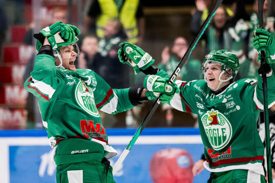Rögles Rodrigo Abols och Adam Engström jublar