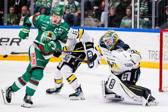 Rögles Anton Bengtsson och HV71s målvakt Joni Ortio