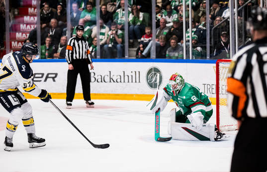 HV71s Oliwer Kaski och Rögles Lukas Ekeståhl-Jonsson
