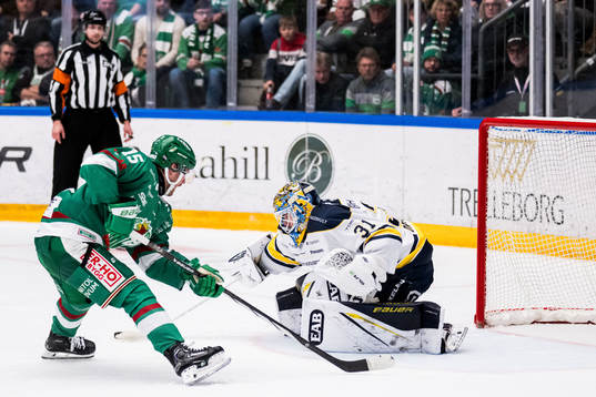 Rögles Simon Ryfors och HV71s målvakt Joni Ortio vid
