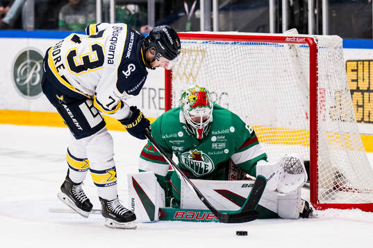HV71s Nicholas Shore och Rögles målvakt Petr Kvaca