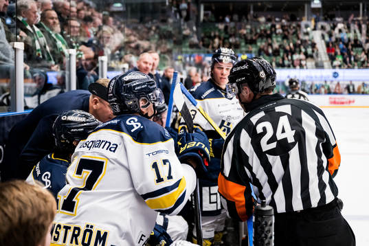 HV71s Isac Brännström och Domare Johan Magnusson