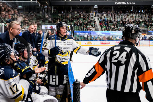 HV71s Måns Lindbäck och Domare Johan Magnusson