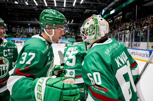 Rögles Albin Sundsvik och målvakt Petr Kvaca jublar