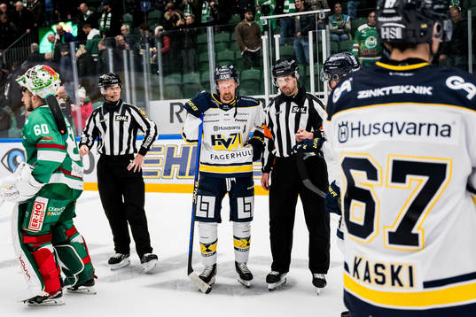 HV71s Anton Strålman och Domare Johan Magnusson i samtal