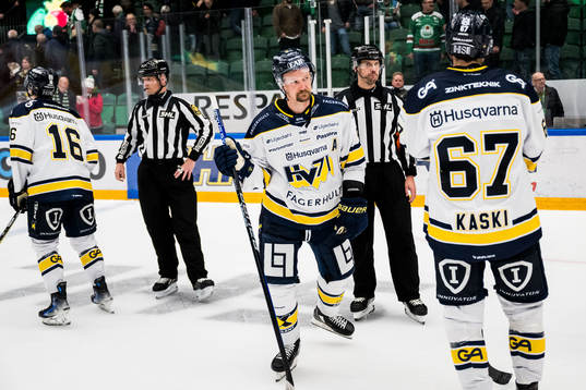 HV71s Anton Strålman deppar och Domare Johan Magnusson
