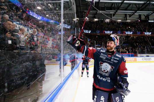 Linköpings målvakt Marcus Högberg jublar