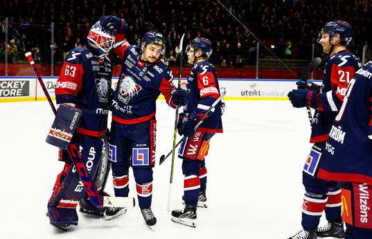Linköpings Ty Rattie tackar målvakt Marcus Högberg 231116