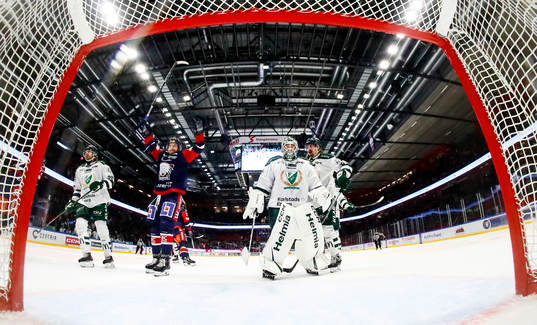 Linköpings Taylor Leier och Färjestads målvakt Carl